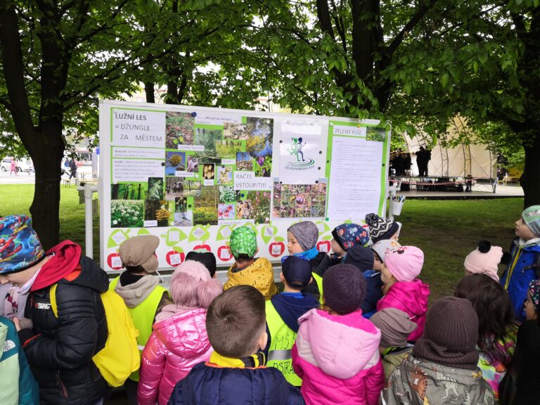 Žáci na Hlavní třídě a ve škole na akci Den Země